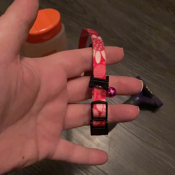 Furminator comb, cat hairball shampoo, and cute pink collar w a bell…!! - Picture 6 of 7